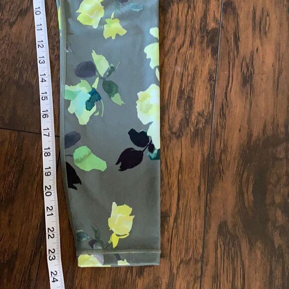 ATHLETA Elation flower Printed leggings size S 7/8 tight EUC - Picture 7 of 7